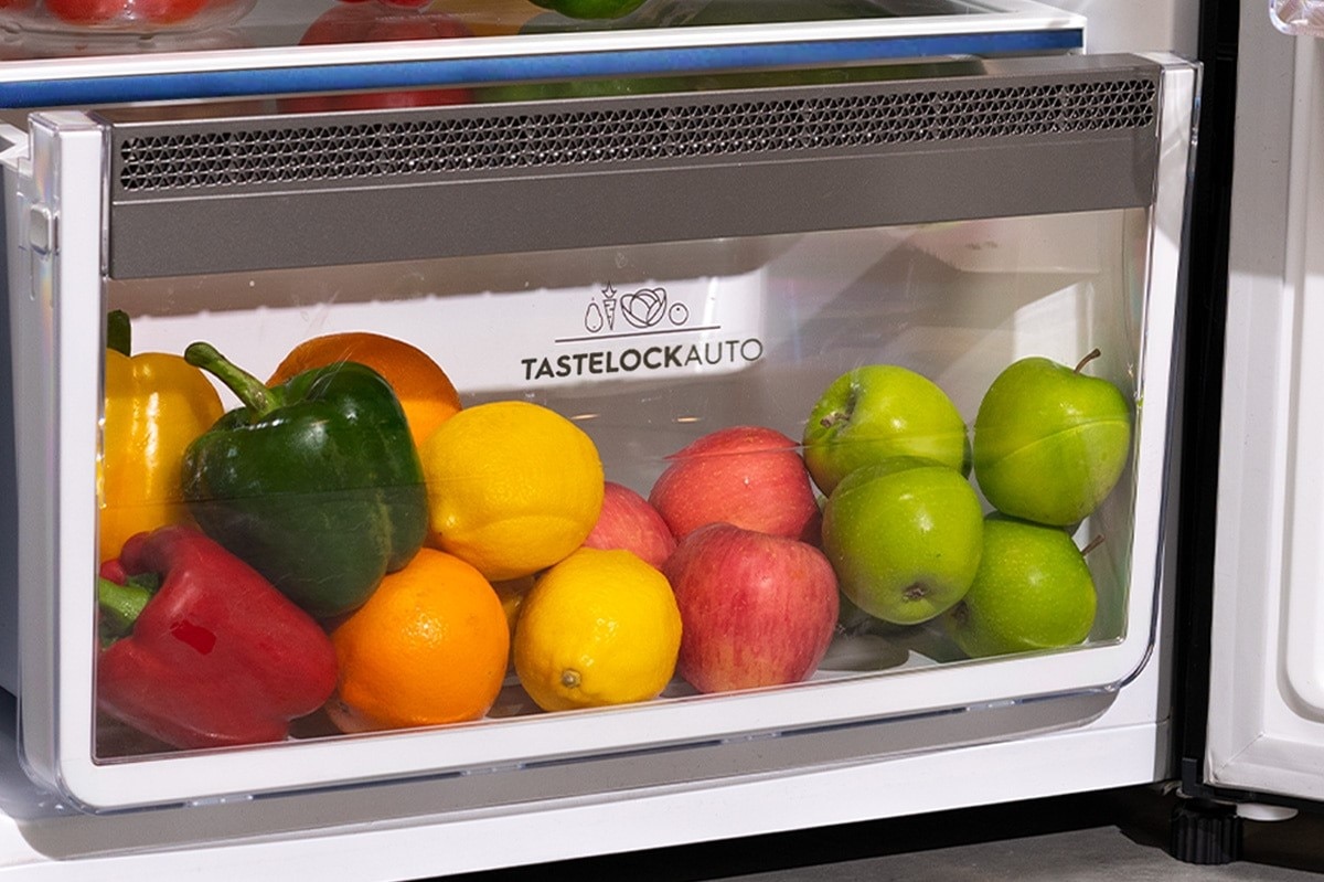 TasteLock feature maintains a humid environment to keep fruit and vegetables fresh for all week long