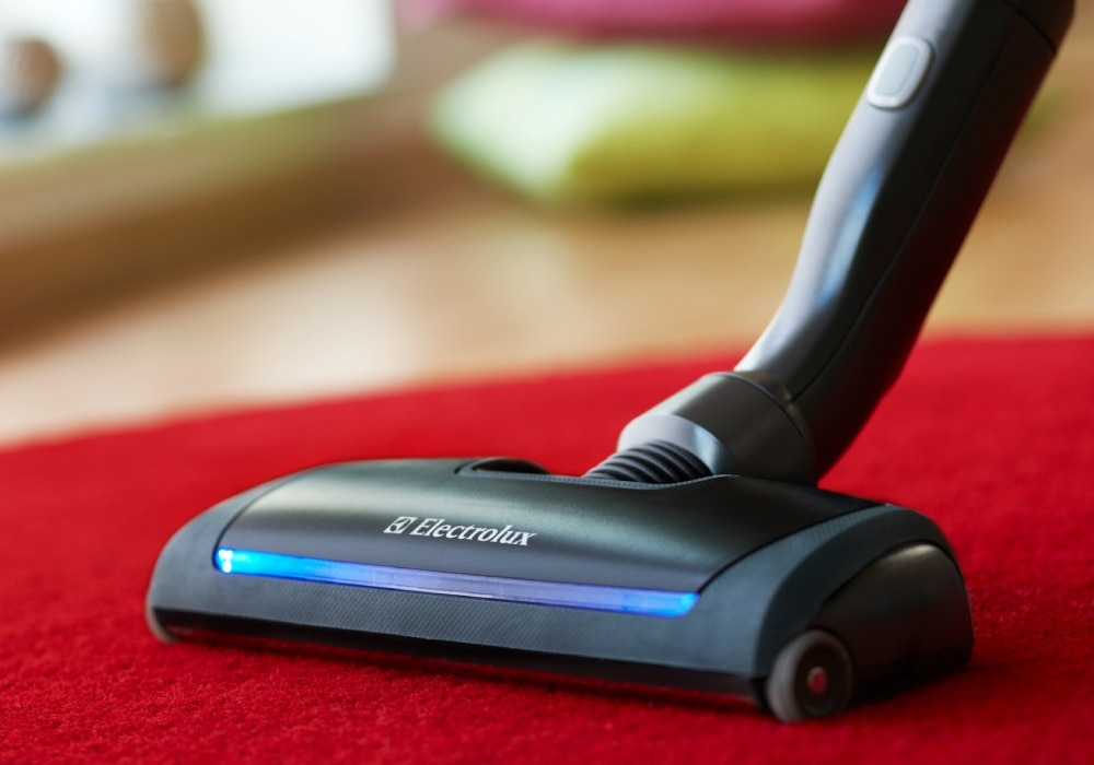 how-to-clean-carpet-with-vacuum-cleaner-3