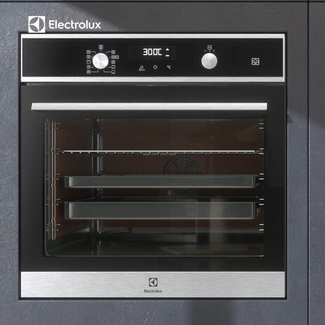 60cm UltimateTaste 500 built-in single oven with 72L capacity