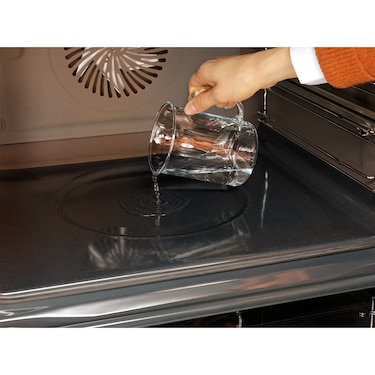 60cm UltimateTaste 500 built-in single oven with 72L capacity