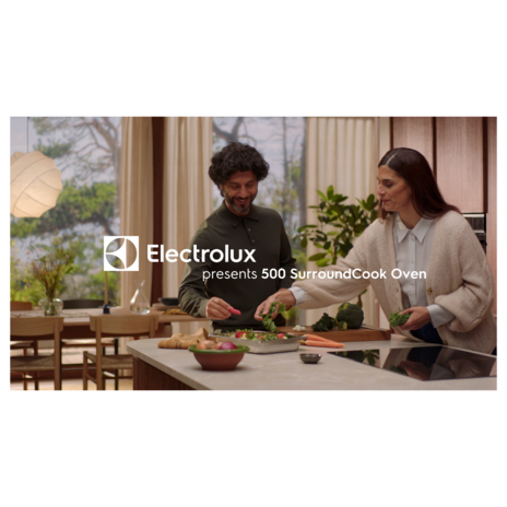 60cm 500 SurroundCook built-in single oven with 72L capacity